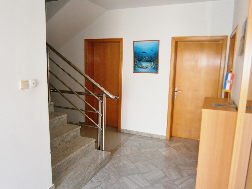Sun House Apartments Bol Exterior photo